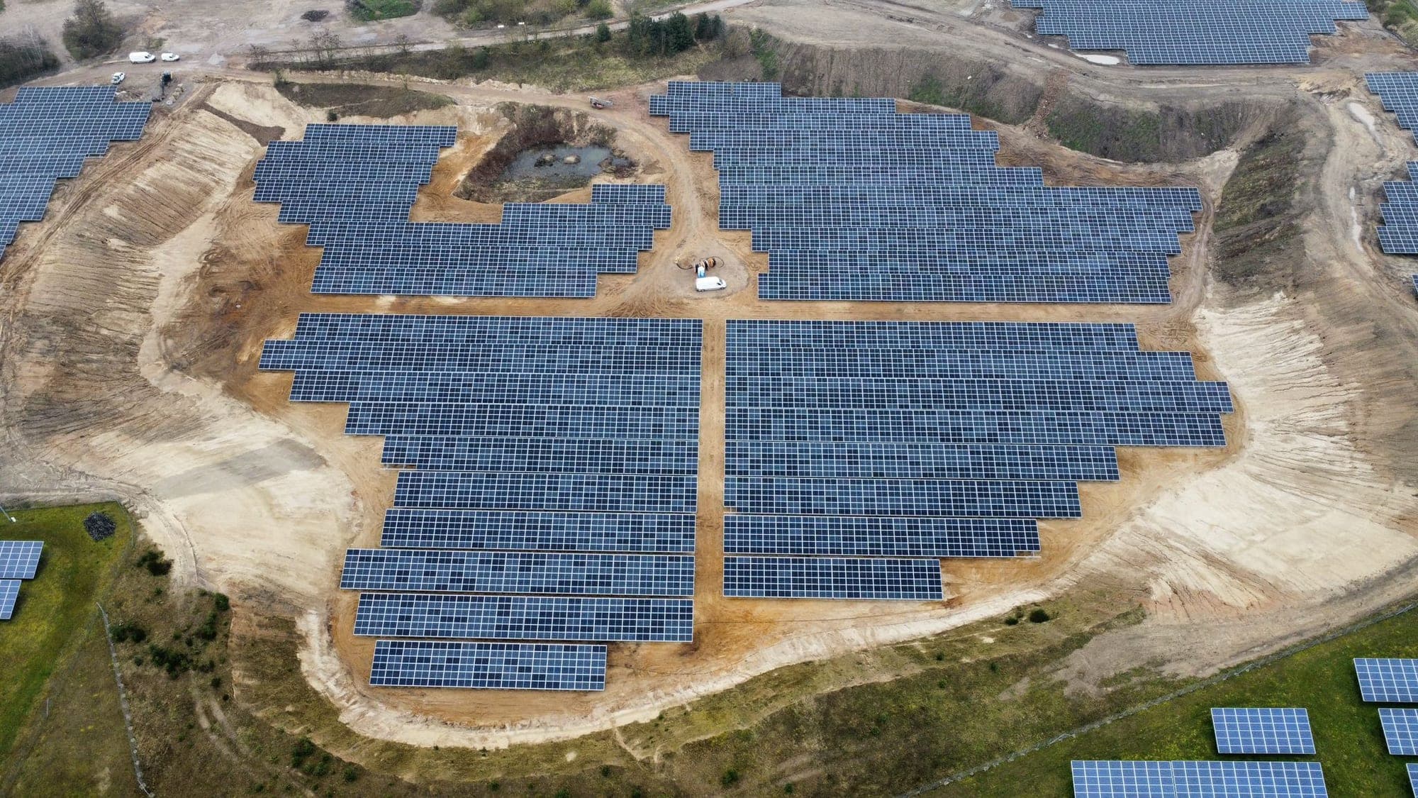 Photovoltaik-Freiflächenanlage aus der Vogelperspektive